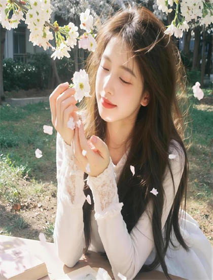 情色片《嗜血追星女》幕后探秘：高潮的情感爆发与视觉冲击 揭示艺术创作的艰辛与快乐