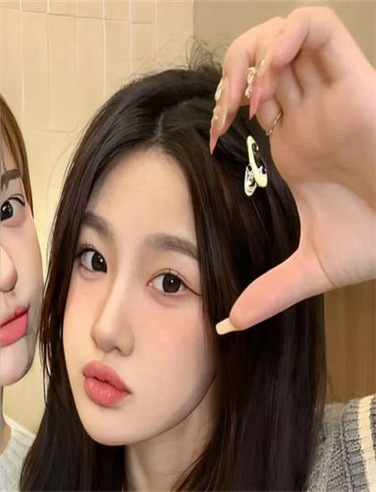 《芭比之时尚奇迹英文版》角色研究：主角的成长历程与心路变化 展现表演艺术的魅力